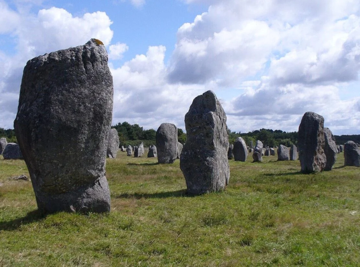 Các dãy đá thẳng hàng ở khu vực Carnac hiện được xem là một trong những công trình cự thạch cổ nhất ở châu Âu, với phần này được xây dựng từ năm 4.600 đến 4.300 Trước Công Nguyên. Ảnh: @NEOSEA.