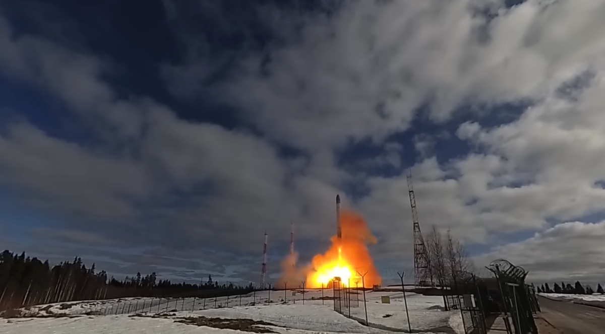 Tuy nhiên, những tuyên bố này đã bị các chuyên gia phương Tây đặt câu hỏi, họ cho rằng những đánh giá về tính bất khả xâm phạm và sức mạnh hủy diệt của hệ thống tên lửa đạn đạo siêu thanh Oreshnik này là quá phóng đại. Ảnh: @Military Power.