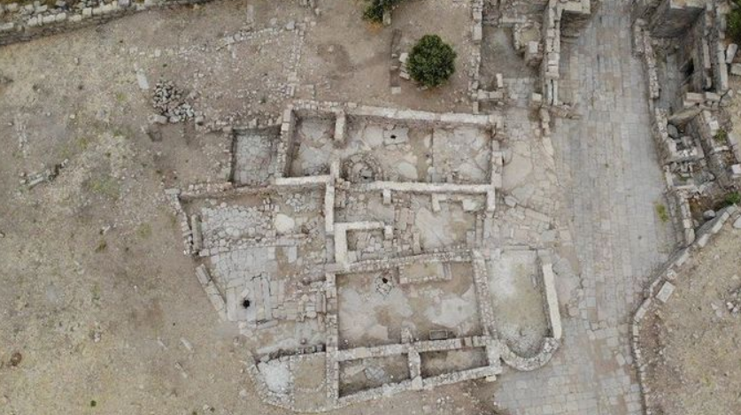 Trong quá trình khai quật tại khu tàn tích Assos 7.000 năm tuổi ở làng Behramkale, thuộc quận Ayvacık của Çanakkale, tây bắc Thổ Nhĩ Kỳ, các chuyên gia đến từ trường Đại học Çanakkale bất ngờ tìm thấy hiện vật cổ xưa kỳ lạ. Ảnh: @Đại học Çanakkale.