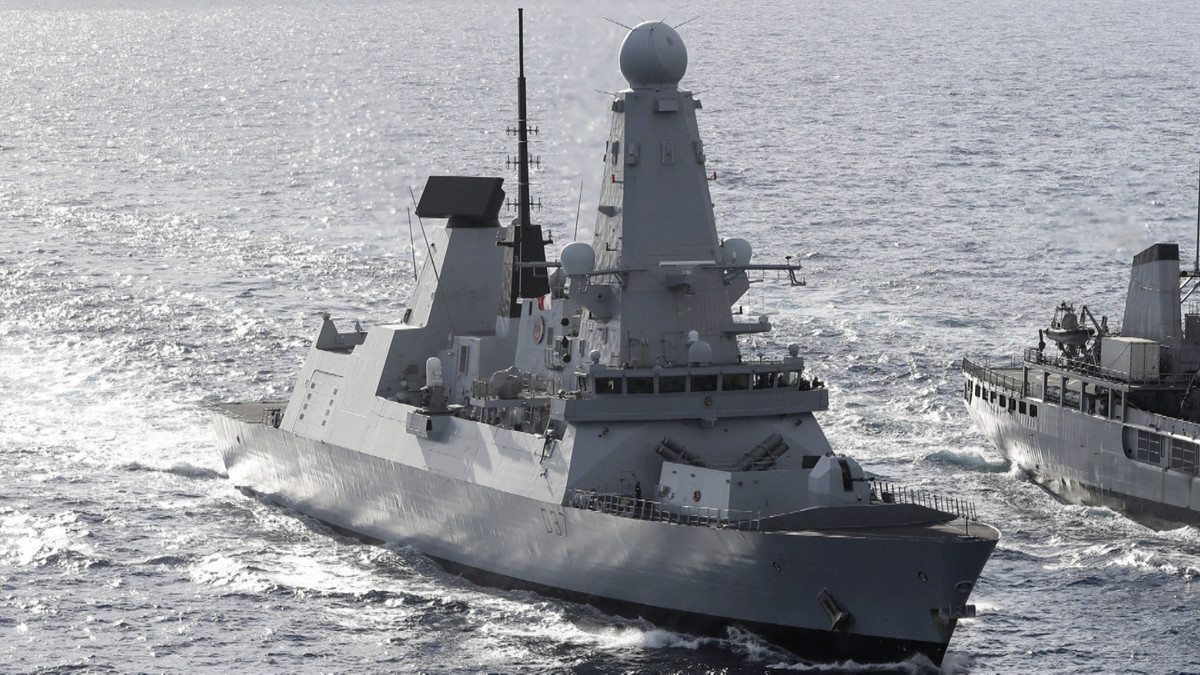 Trong một phiên điều trần của Ủy ban Quốc phòng Anh năm 2021, các chuyên gia đã chỉ ra rằng Hải quân Hoàng gia gần như không có năng lực phòng thủ tên lửa đạn đạo trên biển. Tiến sĩ Sidharth Kaushal, nhà nghiên cứu tại Viện Nghiên cứu Dịch vụ Thống nhất Hoàng gia (RUSI), nhấn mạnh rằng các tàu Type 45 “thiếu hoàn toàn khả năng đối phó với tên lửa đạn đạo chống hạm”.