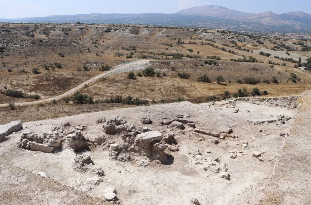 Nằm gần thung lũng sông Büyük Menderes, Thổ Nhĩ Kỳ, Đồi Aşağıseyit chiếm một vị trí địa lý chiến lược, nối liền miền tây Anatolia với vùng cao nguyên trung tâm. Ảnh: @Đại học İzmir.