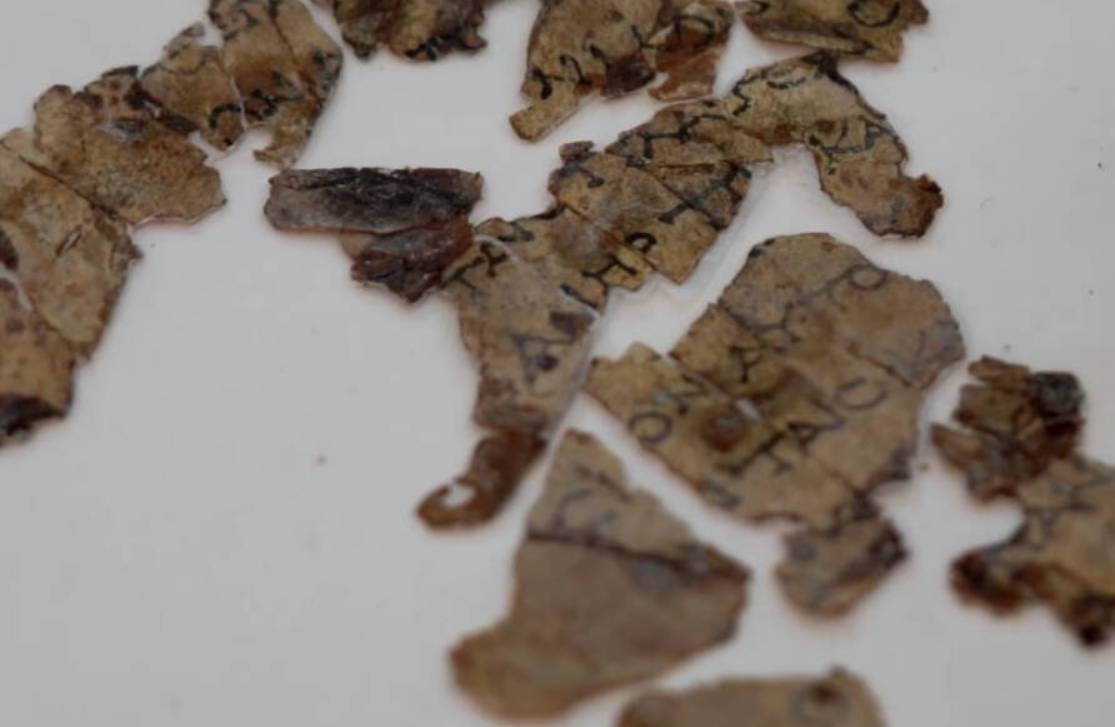 Ngoài ra, giấy cói Hy Lạp và tiền xu được đúc dưới thời trị vì của Antiochus IV Epiphanes, vua của Đế chế Seleucid cũng được tìm thấy, cho thấy công trình kim tự tháp này có thể được sử dụng như một tháp canh hoặc trung tâm thu thuế. Ảnh: @Cơ Quan Cổ Vật Israel.