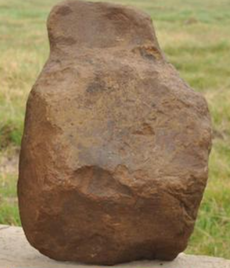 Điều gây sốc các chuyên gia là các khối đá này trông giống hình người với thân hình to lớn, có cổ và đầu. Ảnh: @Bảo Tàng Khảo Cổ Scotland.