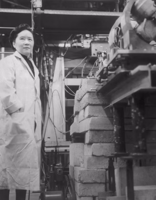 Năm 1998, Chien-Shiung Wu được đưa tên tuổi vào Viện Danh vọng Phụ nữ Quốc gia Mỹ một năm, sau khi bà ấy qua đời. Vào ngày 1/6/2002, một bức tượng đồng của Chien-Shiung Wu đã được đặt trong sân của Trường Dạy Nghề Trung Học Phổ Thông Mingde để tưởng nhớ bà ấy. Ảnh: @ in her genius.