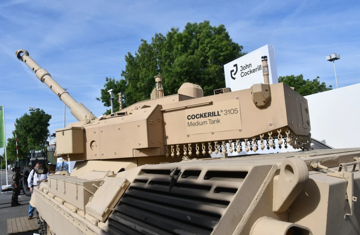 Kết cấu nhôm đạn đạo của tháp pháo cung cấp khả năng bảo vệ lên đến STANAG 4569 Cấp độ 5, chống lại hỏa lực của pháo tự động, nhưng dễ bị tổn thương trước các vũ khí nặng hơn như pháo xe tăng 125mm. Với trọng lượng khoảng 5,2 tấn, tháp pháo này làm giảm tổng trọng lượng của xe tăng khoảng 5 tấn so với phiên bản gốc, cải thiện khả năng cơ động trên chiến trường và giảm áp lực lên khung xe. Ảnh: @Infodefensa.