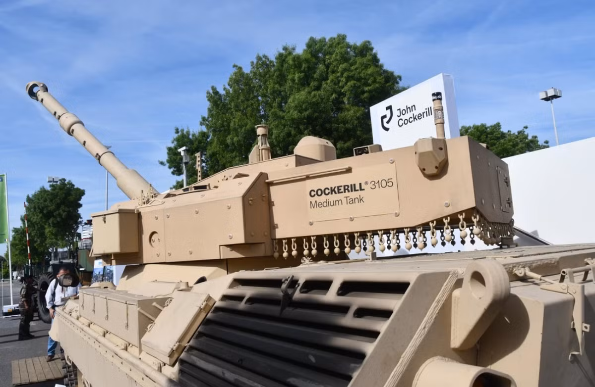 Kết cấu nhôm đạn đạo của tháp pháo cung cấp khả năng bảo vệ lên đến STANAG 4569 Cấp độ 5, chống lại hỏa lực của pháo tự động, nhưng dễ bị tổn thương trước các vũ khí nặng hơn như pháo xe tăng 125mm. Với trọng lượng khoảng 5,2 tấn, tháp pháo này làm giảm tổng trọng lượng của xe tăng khoảng 5 tấn so với phiên bản gốc, cải thiện khả năng cơ động trên chiến trường và giảm áp lực lên khung xe. Ảnh: @Infodefensa.