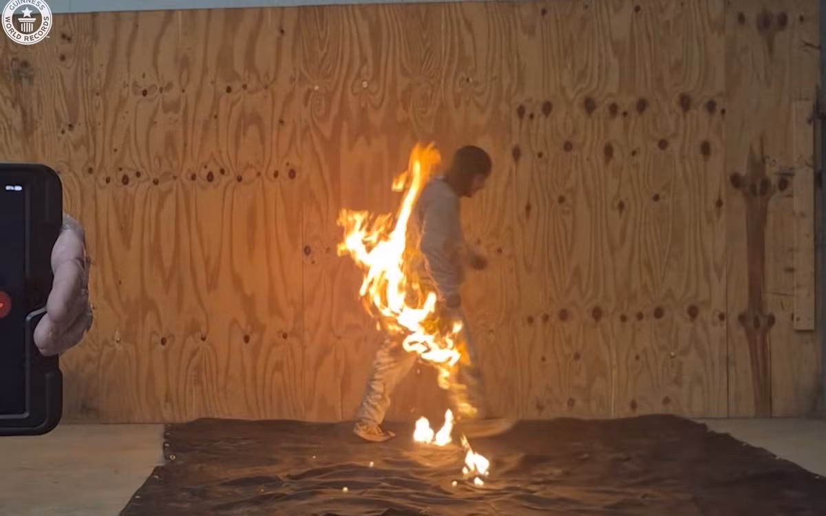 Ryan Luney nói: “Về cơ bản, lúc này, tất cả những gì tôi phải làm là tập trung di chuyển, thực hiện cú lộn nhào dứt khoác, rồi chuyển thẳng sang cú lộn nhào tiếp theo”. Ảnh: @ Guinness World Records.