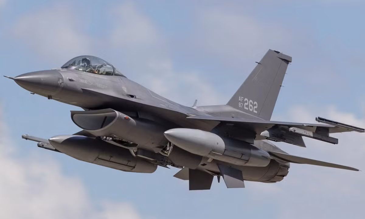 Máy bay F-16 của Ukraine được trang bị hỗn hợp vũ khí phù hợp với nhu cầu của cuộc xung đột, bao gồm tên lửa không đối không AIM-120 AMRAAM để tấn công máy bay địch, tên lửa chống bức xạ AGM-88 HARM để nhắm mục tiêu vào hệ thống radar, và các loại đạn dược dẫn đường chính xác như bom đường kính nhỏ GBU-39 để tấn công mặt đất. Ảnh: @Fly a jet fighter.