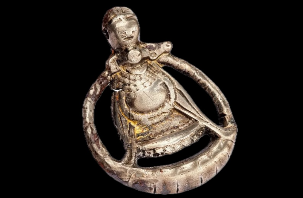 Đó là một mặt dây chuyền hình tròn làm bằng chất liệu bạc, có đường kính tầm khoảng 4cm. Ảnh: @Bảo tàng Lịch sử Thụy Điển.