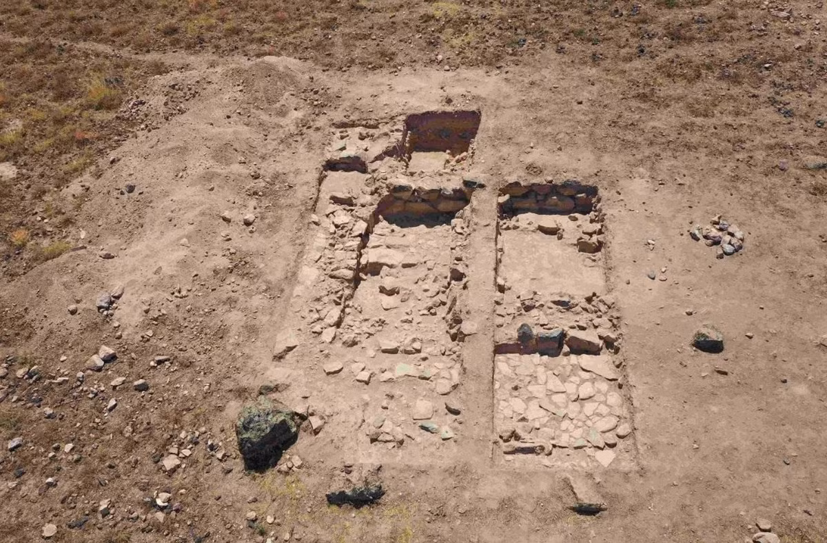 Các nhà khảo cổ học nhận thấy những điểm tương đồng với các hình chạm khắc khác được tìm thấy tại các địa điểm ở Armenia, thường được cho là có liên quan đến việc thờ cúng tổ tiên hoặc tín ngưỡng sinh sản. Ảnh: @Viện Khảo cổ học và Dân tộc học Armenia.