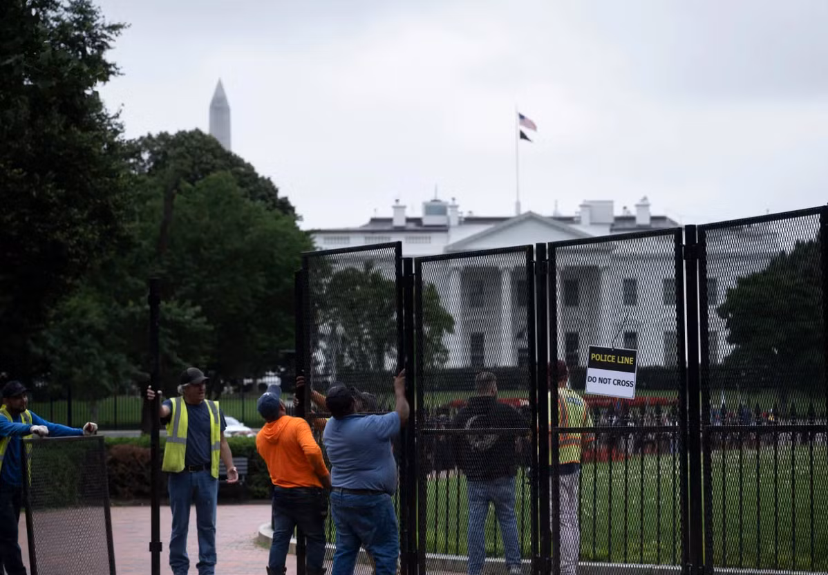 Công nhân dựng hàng rào an ninh tạm thời tại Quảng trường Lafayette để tăng cường mở rộng phạm vi an ninh của Nhà Trắng hôm 9/6. Ảnh: @DC.BRENDAN SMIALOWSKI/Getty Images.