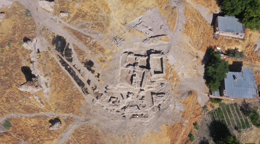 Dưới sự dẫn dắt của các chuyên gia đến từ Bảo tàng Khảo cổ và Dân tộc học Elazığ, công trình nghiên cứu đã được tiến hành để hé lộ những lớp văn minh trải dài hàng nghìn năm. Ảnh: @Bảo tàng Khảo cổ và Dân tộc học Elazığ.