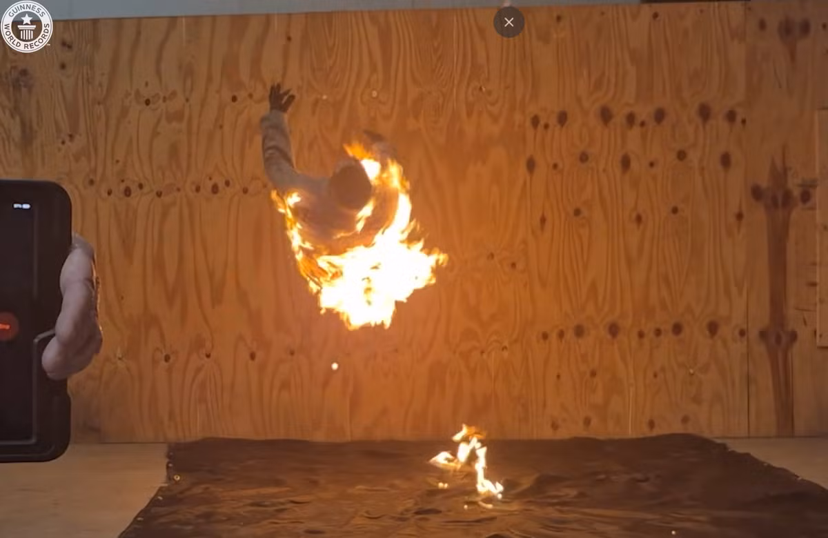 Ryan Luney bắt đầu lộn vòng, thực hiện nhiều lần nhất có thể, chạy đua với thời gian và chiến đấu với ngọn lửa đang nhấn chìm cơ thể mình. Ảnh: @ Guinness World Records.