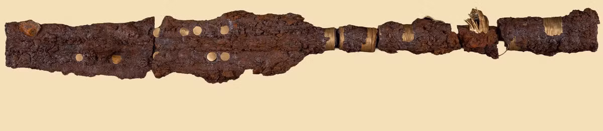 Chiều dài lưỡi giáo là 47 cm, và chiều dài tổng thể tính luôn phần tay cầm ước tính khoảng 60 cm. Ảnh: @Bảo tàng Vestsjælland.