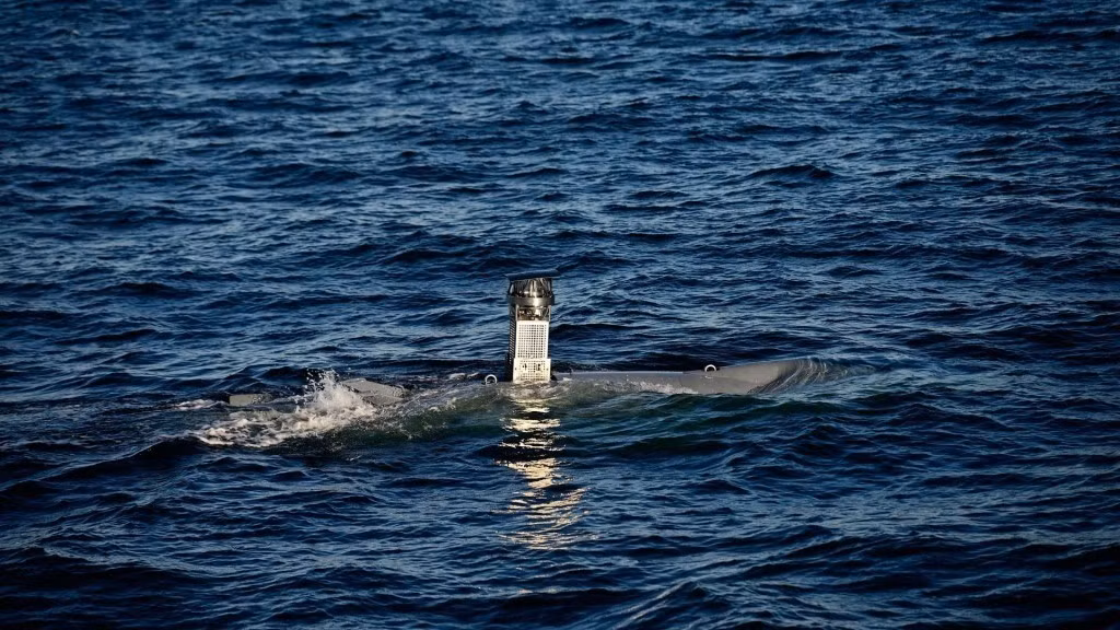 Ngoài ra, việc chuyển sang tấn công dưới nước cho phép Ukraine khai thác các “điểm mù” trong hệ thống phòng thủ cảng, vốn chủ yếu tập trung vào các mối đe dọa trên mặt nước. Một UAV dưới nước được điều hướng chính xác có thể tiếp cận thân tàu tại các khu vực dễ tổn thương, nơi chỉ cần một vụ nổ đủ mạnh cũng có thể gây hư hại nghiêm trọng.
