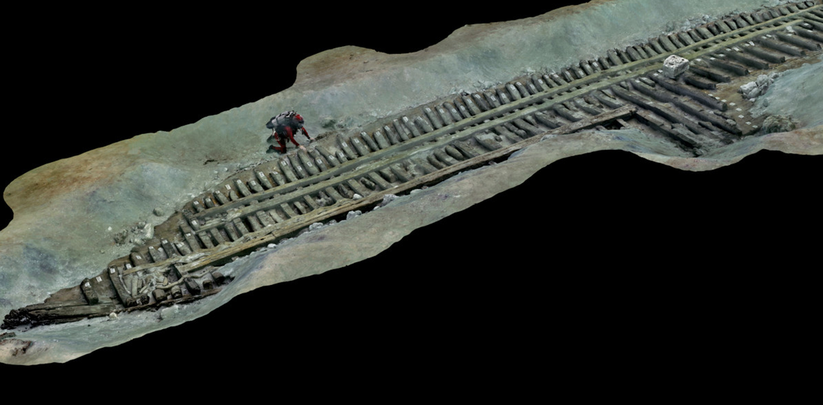 Thân tàu được tìm thấy ở độ sâu khoảng 6,9 mét dưới mặt nước, bị vùi lấp dưới lớp trầm tích dày khoảng 1,5 mét, giúp bảo tồn nó gần như nguyên vẹn. Ảnh: @Viện Khảo Cổ Học Dưới Nước Châu Âu.