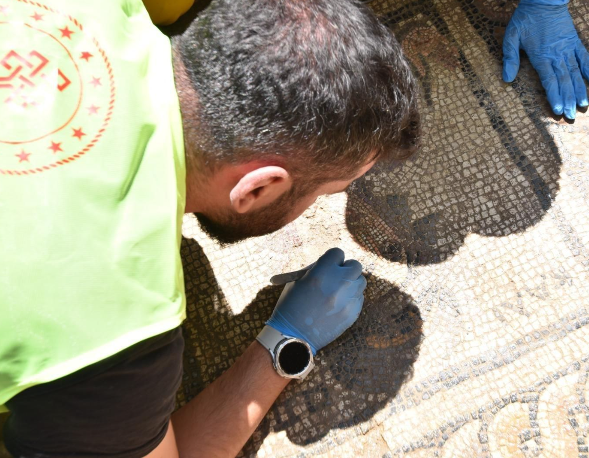 Kết hợp với quá trình làm sạch, thăm dò cũng như phân tích khảo cổ học chuyên sâu, kết quả cho thấy, bức tranh sàn khảm này khắc họa hình ảnh cũng như tên nhân vật nàng thơ thần thoại Calliope. Ảnh: @Đại học Anadolu.