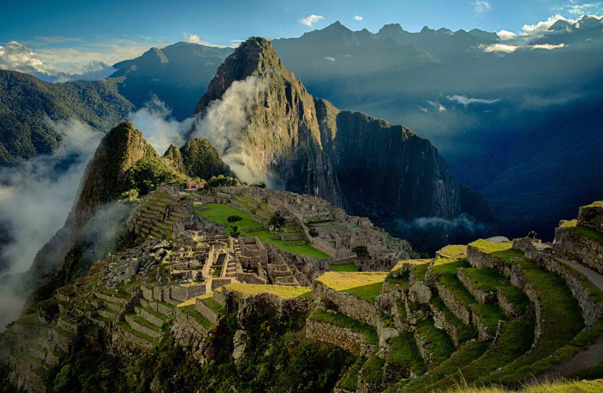 Một bức bích họa khổng lồ, rực rỡ sắc màu, được cho là có niên đại hơn 3.000 năm, đã được khai quật tại một địa điểm khảo cổ trên bờ biển tây bắc Peru. Ảnh: @Tiến sĩ Mauricio.