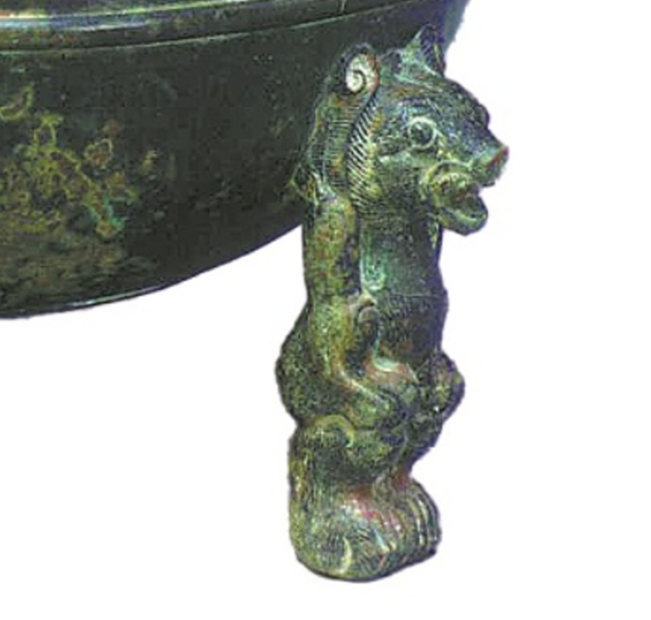 Khi du khách chiêm ngưỡng nó qua lớp kính tại bảo tàng, điều đầu tiên thu hút sự chú ý chính là ba chân của nó khắc hình gấu mũm mĩm trong tư thế ngồi xổm vui vẻ, mắt mở to và miệng cười toe toét. Ảnh: @Bảo tàng Hà Bắc.