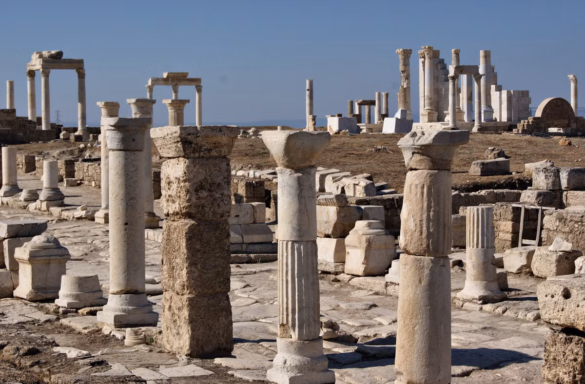 Động đất thường xuyên hoành hành ở Laodikeia, và vào năm 494 Sau Công Nguyên, một trận động đất lớn đã tàn phá nghiêm trọng nơi này. Một trận động đất khác xảy ra trong khoảng thời gian từ năm 602 đến năm 610 Sau Công Nguyên, cùng với mối đe dọa ngày càng tăng từ các cuộc tấn công của người Ả Rập đã dẫn đến việc thành phố này cuối cùng trở thành tàn tích bị bỏ hoang. Ảnh: @Celal Şimşek.