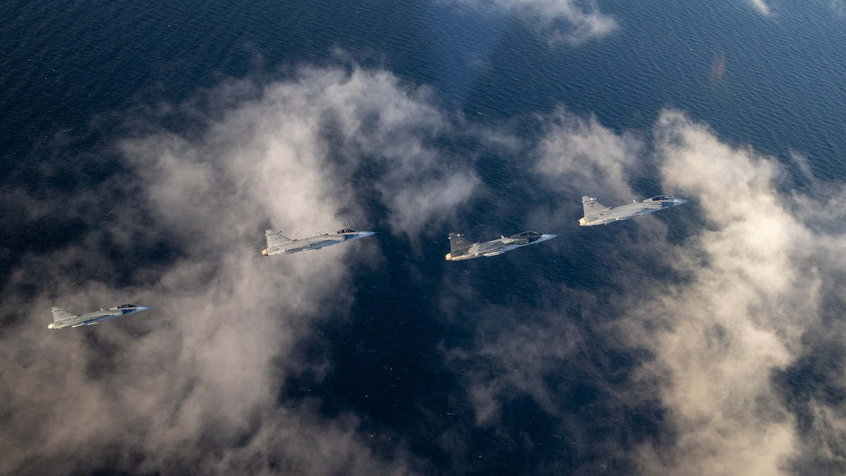 Trong bối cảnh đó, Ba Lan tiếp tục duy trì tình trạng báo động cao. Các tổ hợp Patriot và hệ thống phòng không tầm trung CAMM đang được đặt trong thế sẵn sàng khai hỏa. Sự phối hợp chặt chẽ giữa không quân và phòng không mặt đất được đánh giá là yếu tố then chốt giúp NATO ngăn chặn bất kỳ sự cố mất kiểm soát nào.