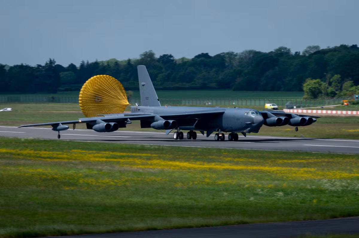 Một ví dụ là căn cứ RAF Fairford tại Anh, nơi Mỹ thường triển khai máy bay ném bom B-52H và B-1B. Trong thời gian gần đây, số lượng các máy bay này tại căn cứ đã tăng lên đáng kể.