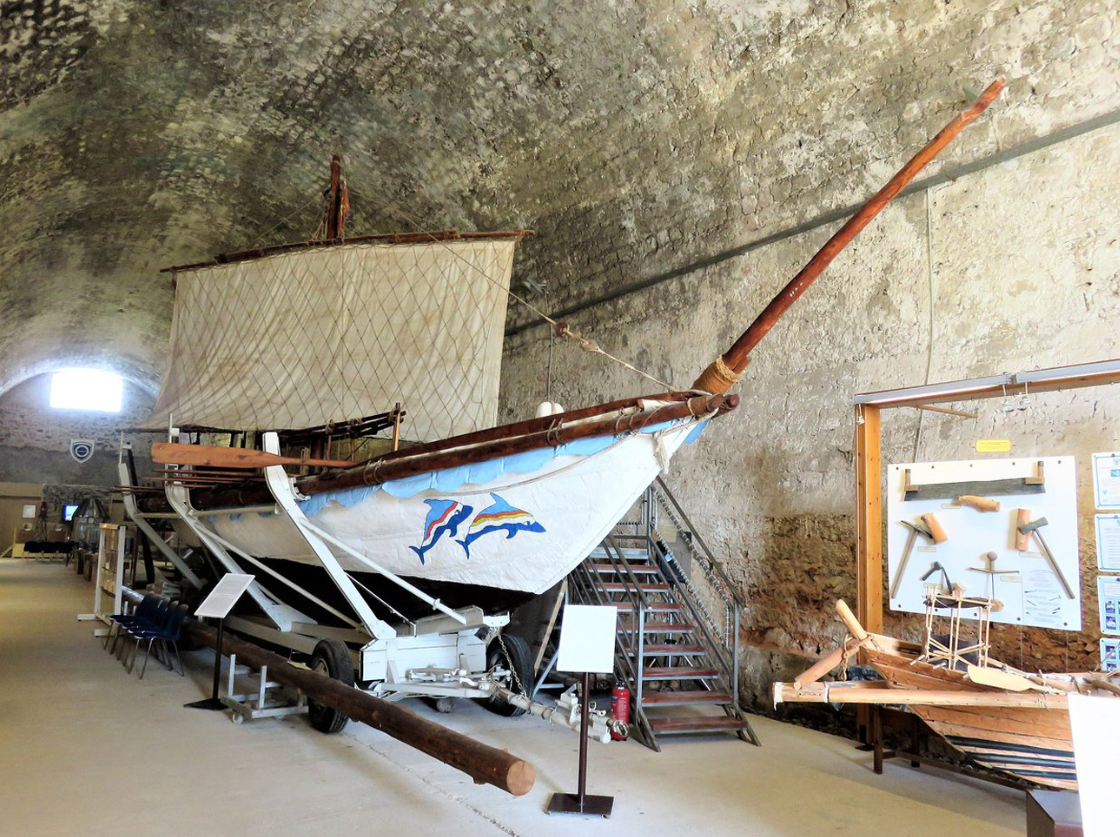 Hoạt động thương mại của người Crete-Minoan bao gồm nhiều loại hàng hóa, chủ yếu là kim loại. Đồng, nguyên liệu thiết yếu cho sản xuất đồ đồng, chủ yếu được nhập khẩu từ Síp, trong khi thiếc đến từ những vùng xa xôi như Afghanistan ngày nay hoặc Cornwall ở Anh. Người Crete-Minoan không chỉ xuất khẩu kim loại thô mà còn xuất khẩu cả công cụ, vũ khí và đồ tạo tác bằng đồng chế tác khắp Địa Trung Hải. Ảnh: @Bảo tàng Khảo cổ học Dưới nước Kemer.