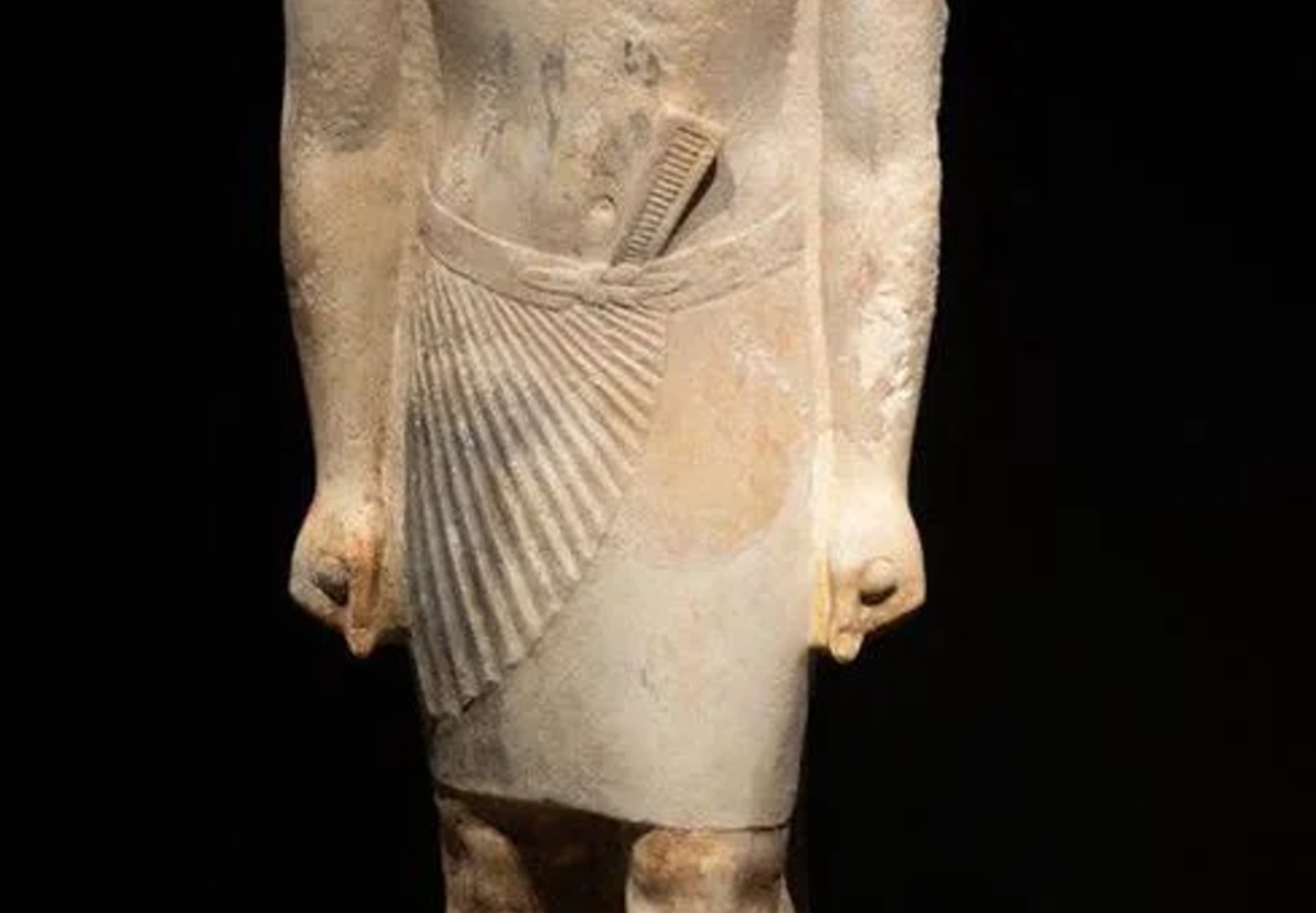 Ông đội một bộ tóc giả ngắn, có vành và mặc chiếc váy xếp ly truyền thống, biểu tượng của địa vị và quyền lực quý tộc Ai Cập cổ đại. Ảnh: @Hội Đồng Cổ Vật Tối Cao Ai Cập.