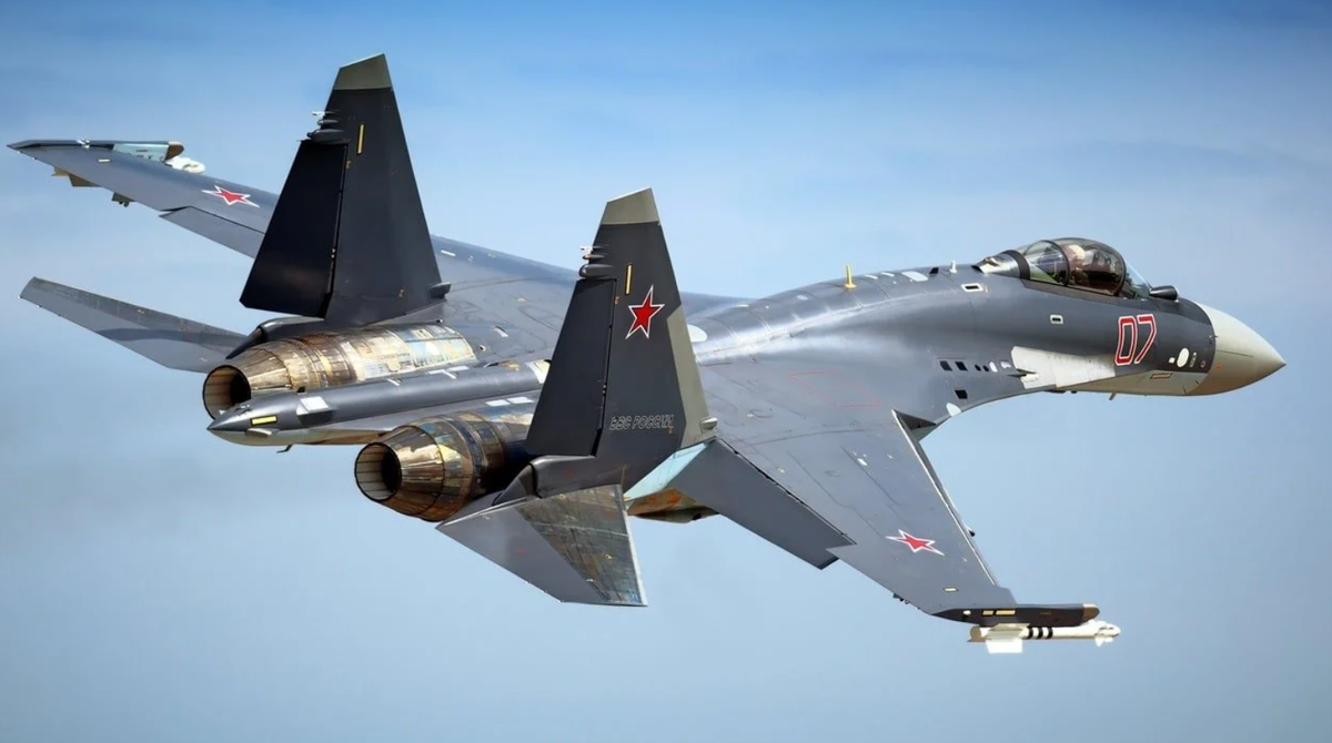 Đến năm 2017, một thỏa thuận mua 11 chiếc Su-35, trị giá khoảng 1,14 tỷ đô la đã được công bố, với khoản thanh toán được bù đắp một phần bằng các mặt hàng của Indonesia như dầu cọ và cà phê. Tuy nhiên, thỏa thuận này đã gặp phải những trở ngại đáng kể, chủ yếu là do mối đe dọa về lệnh trừng phạt của Mỹ theo Đạo luật Chống lại Kẻ thù của Mỹ thông qua Biện pháp trừng phạt (CAATSA). Một báo cáo năm 2020 của Tạp chí Bloomberg lưu ý rằng, Chính quyền Trump đã gây sức ép buộc Indonesia từ bỏ thỏa thuận này, với lý do có thể bị trừng phạt, khiến Indonesia chính thức hủy bỏ giao dịch mua sắm quốc phòng này vào năm 2021. Ảnh: @Air Force Technology.