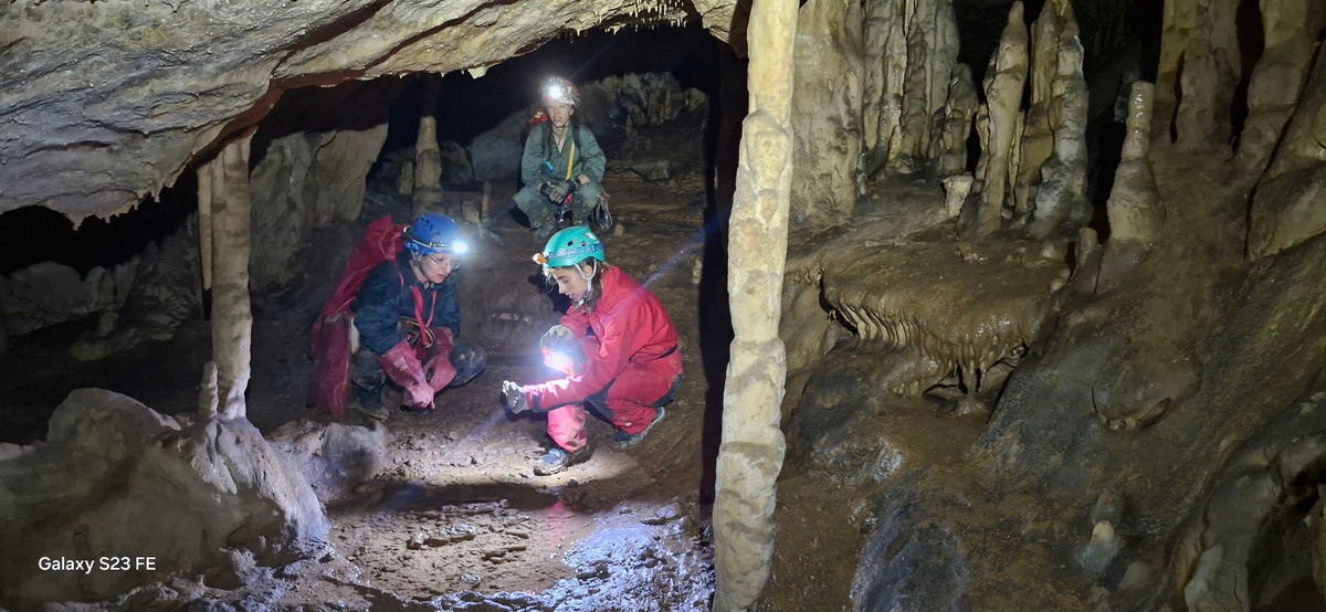 Bộ hài cốt nằm sâu hơn khoảng một mét rưỡi bên dưới lớp đất mặt đáy hang động. Ảnh: @monaoryat9.