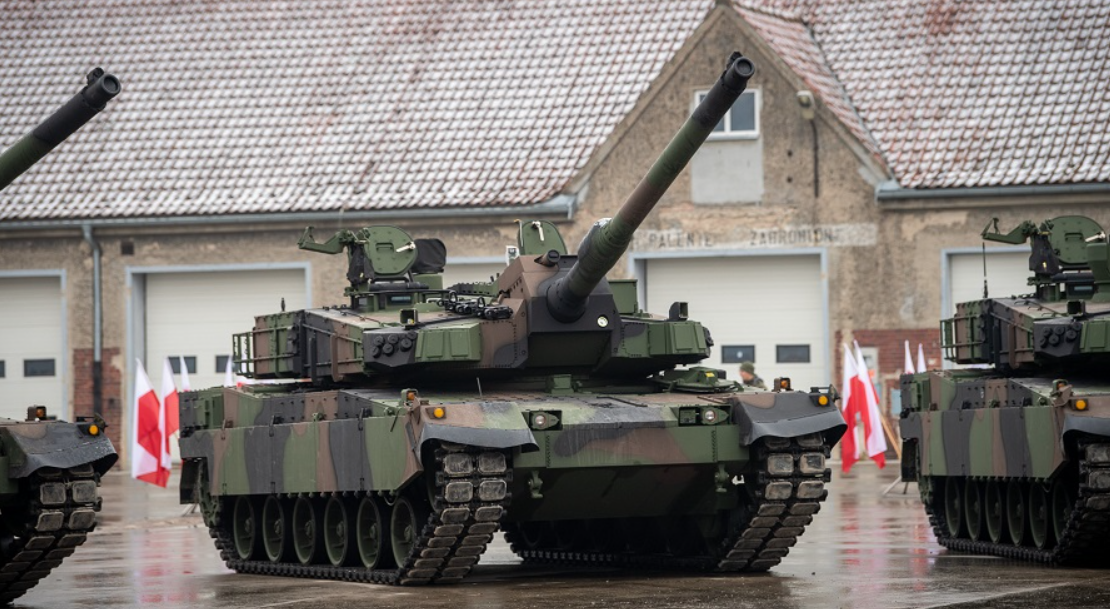 Hệ thống quản lý chiến trường kỹ thuật số của K2 Black Panther giúp nâng cao nhận thức tình huống bằng cách tích hợp với các đơn vị khác, cho phép phối hợp liền mạch trong môi trường chiến đấu được kết nối mạng. Lớp giáp composite và mô-đun của xe tăng, kết hợp với hệ thống bảo vệ chủ động, cung cấp khả năng phòng thủ mạnh mẽ chống lại các mối đe dọa đang đến gần, bao gồm cả tên lửa chống tăng. Ảnh: @ The National Interest.