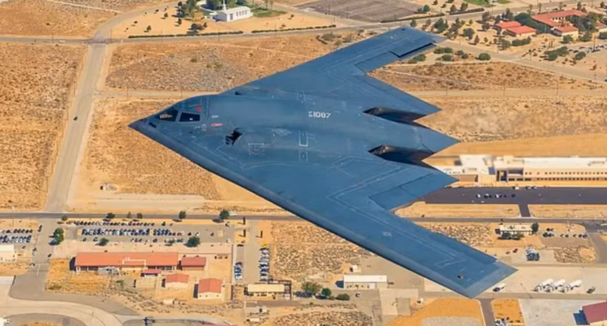 Việc sử dụng máy bay ném bom tàng hình B-2 Spirit và hệ thống tác chiến điện tử trong chiến dịch này là cơ hội hiếm có để Trung Quốc thu thập dữ liệu về công nghệ tiên tiến của Mỹ. Ảnh: @News Arena.