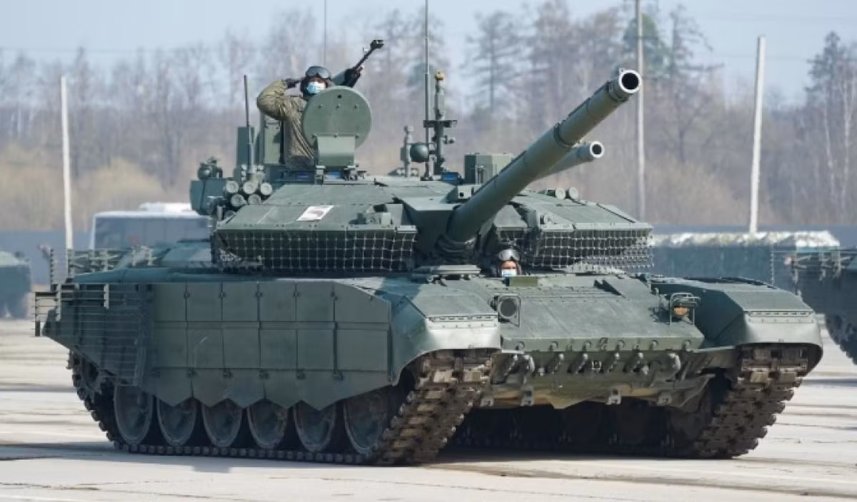 Tuy nhiên, cuộc chạm trán với máy bay không người lái FPV của Ukraine làm nổi bật mối đe dọa ngày càng gia tăng từ các hệ thống máy bay không người lái giá rẻ, dễ triển khai, có khả năng nhắm mục tiêu vào các điểm yếu như khoang động cơ, hệ thống quang học và kho đạn trên Xe tăng T-90M Proryv. Ảnh: @Wikipedia.