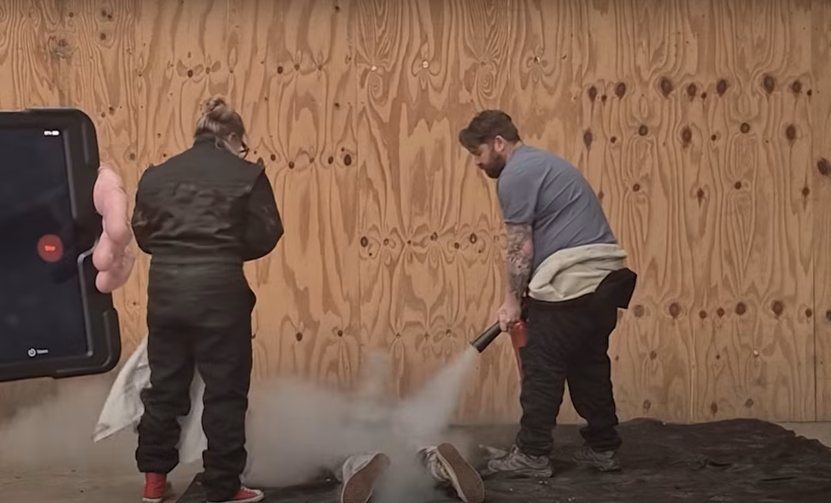 Kết thúc màn trình diễn, nhân viên cứu hộ chạy tới xịt bình chữa cháy vào người anh ấy và dùng khăn để dập tắt ngọn lửa trên lưng anh. Ryan Luney cho biết, may mắn là anh không bị thương tích nghiêm trọng nào. Ảnh: @ Guinness World Records.