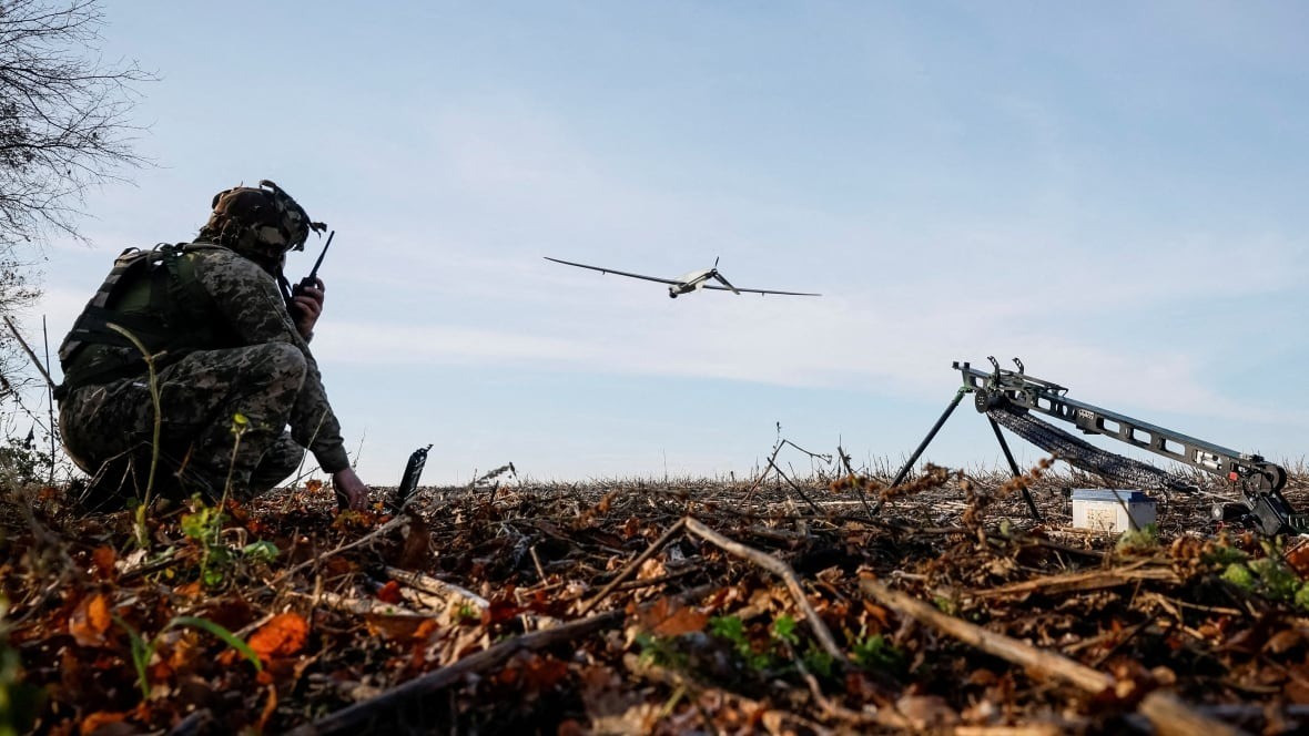 “Rõ ràng Kiev muốn chứng minh với cả binh sĩ lẫn dư luận quốc tế rằng họ vẫn còn khả năng tiến hành các đòn tập kích vào sâu trong lãnh thổ đối phương. Đây là cách để củng cố tinh thần cho lực lượng đang suy giảm niềm tin nơi tiền tuyến”, ông Marochko nói.