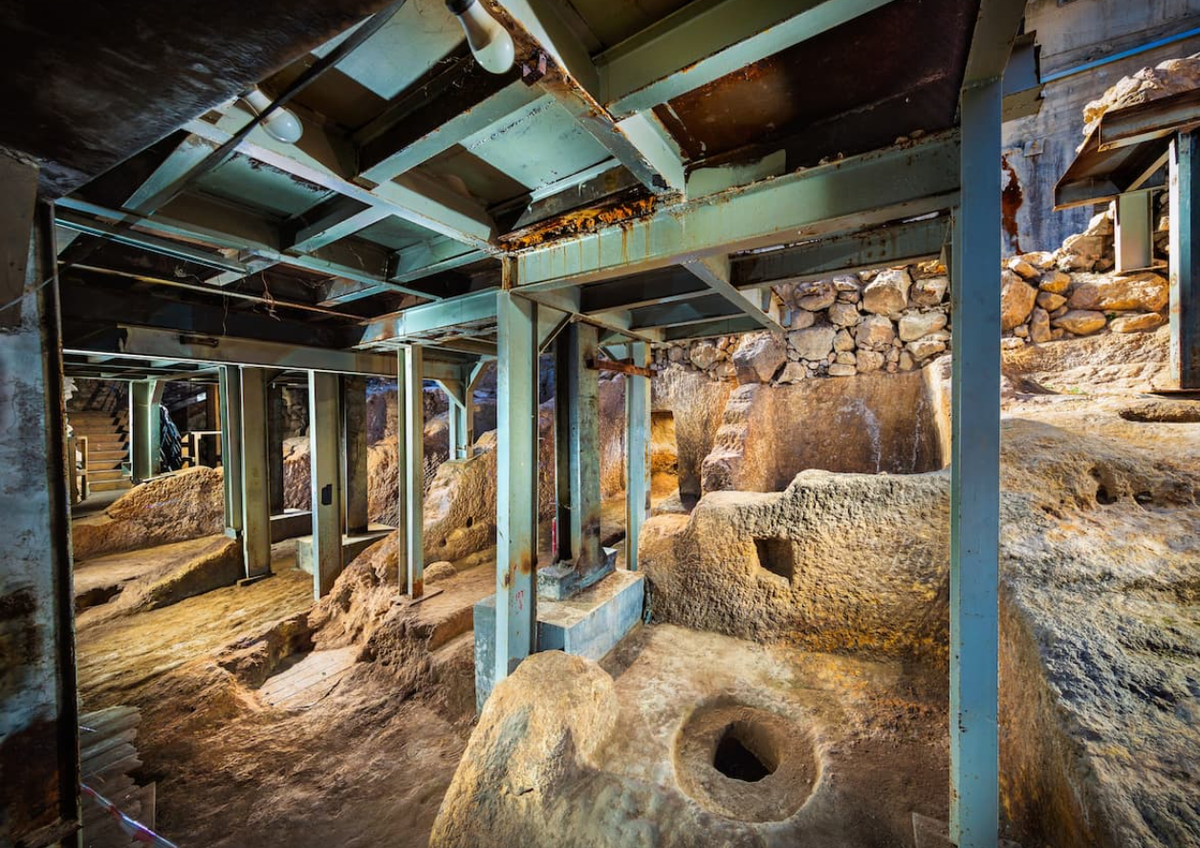 Trong số các hiện vật có nồi nấu ăn, bình gốm có khắc chữ Do Thái cổ, vật nặng dùng cho khung dệt, bọ cánh cứng, con dấu được đóng dấu trang trí và đá mài dùng để xay ngũ cốc. Ảnh: @Shalom Kveller / City of David.