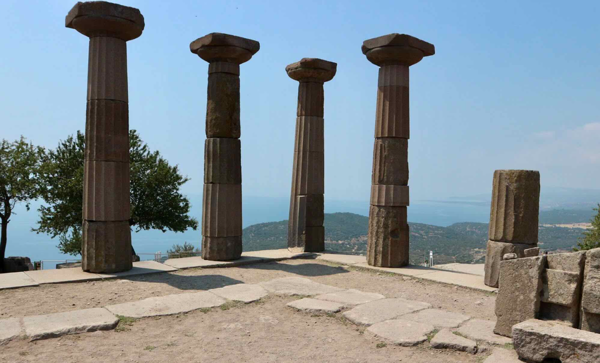 Thành phố này là nơi sinh sống của nhiều cộng đồng trong nhiều thế kỷ, được thành lập trên đỉnh và sườn đồi núi lửa ở phía nam của khu vực, được gọi là "Troas" vào thời cổ đại, bên kia đảo Lesbos ở Hy Lạp. Ảnh: @Đại học Çanakkale.