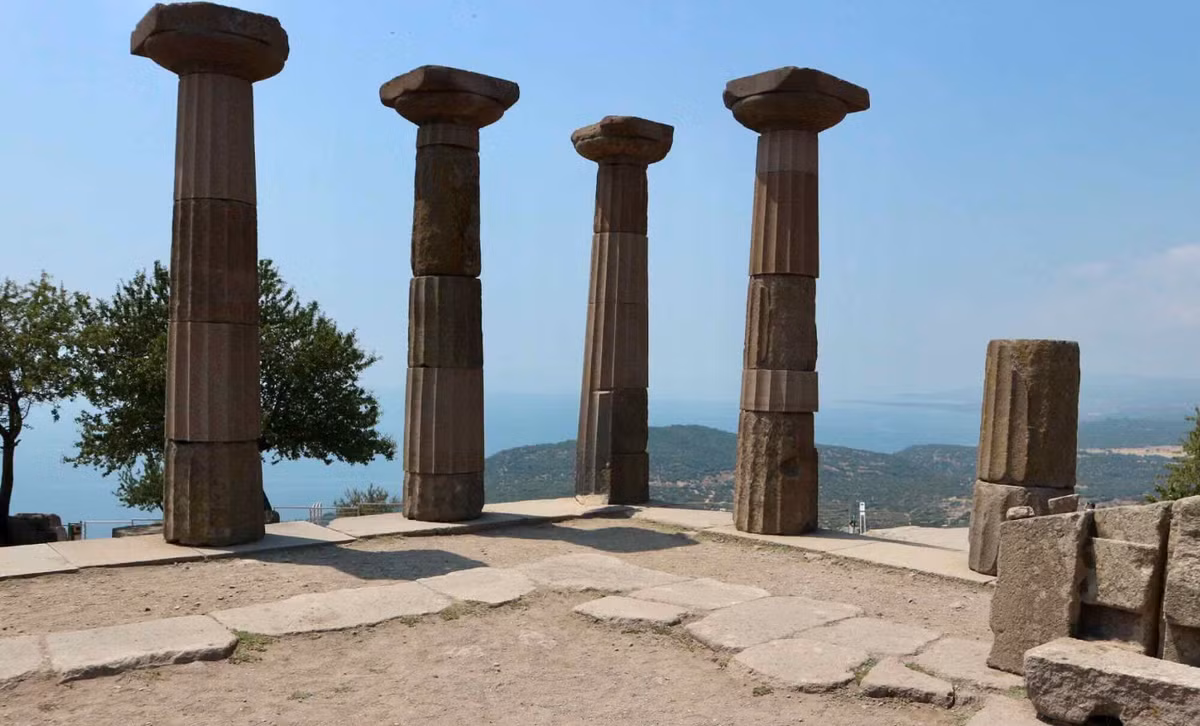 Thành phố này là nơi sinh sống của nhiều cộng đồng trong nhiều thế kỷ, được thành lập trên đỉnh và sườn đồi núi lửa ở phía nam của khu vực, được gọi là "Troas" vào thời cổ đại, bên kia đảo Lesbos ở Hy Lạp. Ảnh: @Đại học Çanakkale.