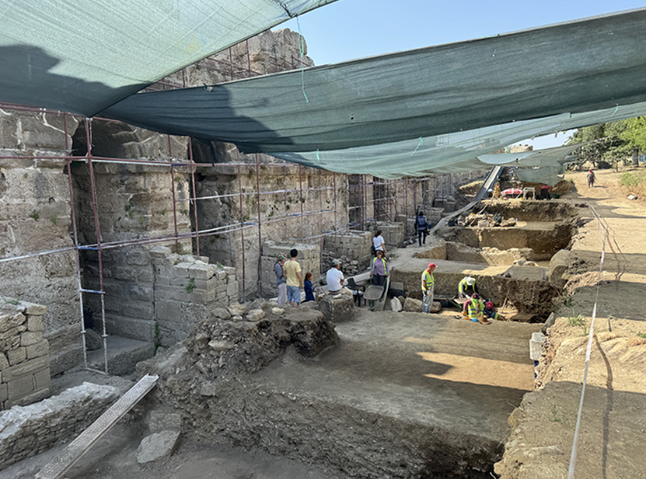 Trong thành phố cổ này, các chuyên gia cũng đã khai quật được tàn tích cảng agora, cổng hải quan, các khu vực linh thiêng, nhà ở và đường phố. Ảnh: @Đại học Anadolu.