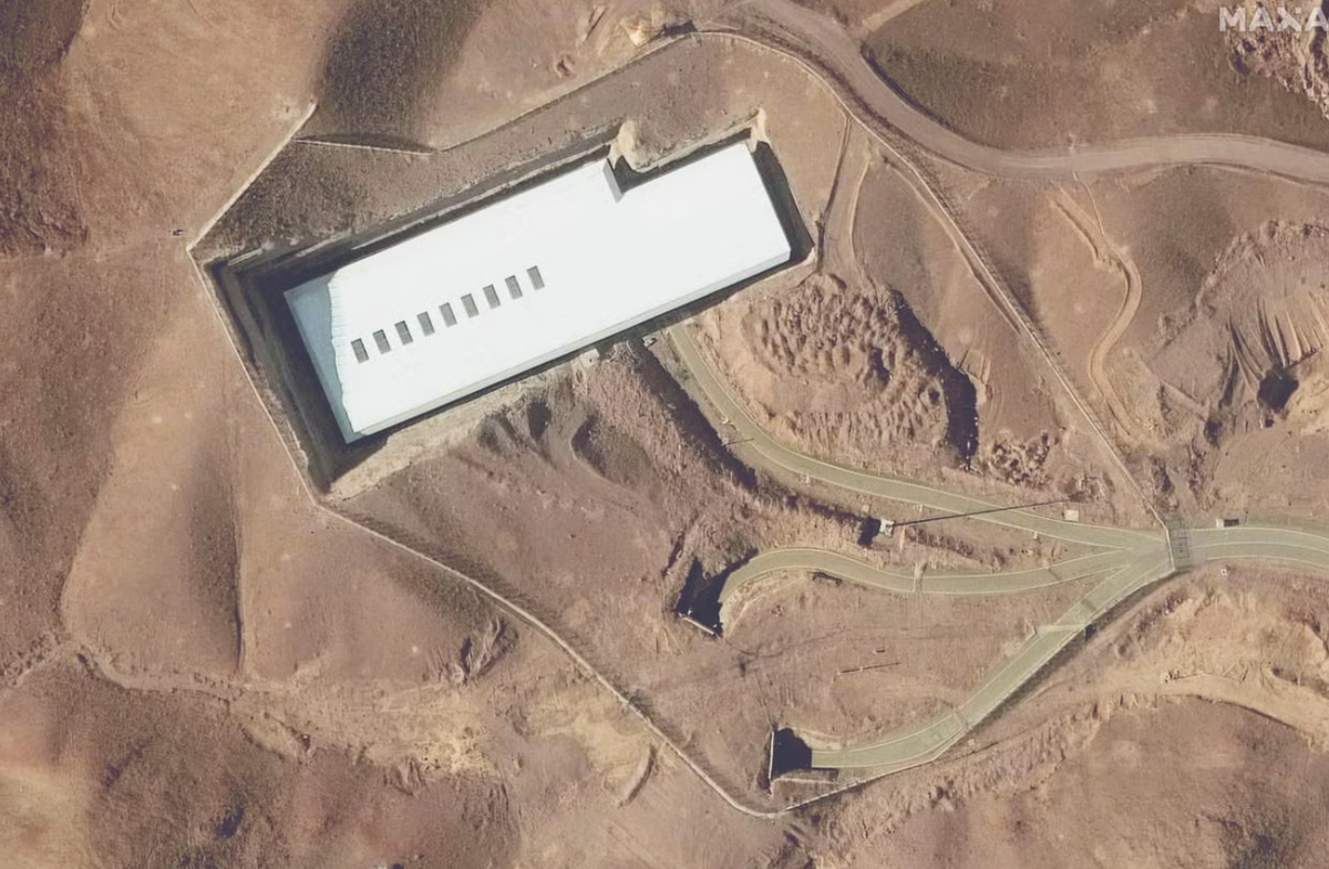 Một ẩn số lớn mà các chuyên gia quân sự quốc tế đã thảo luận trong nhiều năm là cách Israel sẽ phá hủy hoàn toàn năng lực hạt nhân của Iran, không chỉ làm suy yếu chúng, mà còn xâm nhập vào các địa điểm hạt nhân bị chôn sâu dưới mặt đất từ trên không, cụ thể là cơ sở làm giàu hạt nhân nằm dưới một ngọn núi ở Fordo của Iran. Ảnh: @ The Independent.