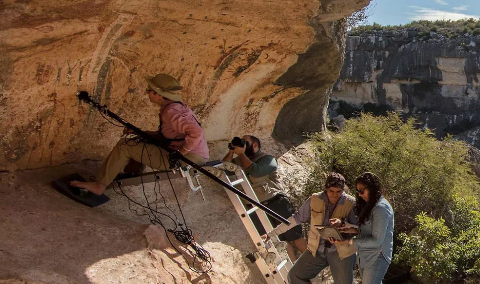 Những tác phẩm tuyệt đẹp này, được tạo ra bởi những người săn bắn hái lượm theo phong cách sông Pecos, mang đến cái nhìn thoáng qua về một hệ thống tín ngưỡng tinh tế có ảnh hưởng sâu rộng đến các nền văn minh Trung Mỹ. Ảnh: @ScienceAdvances.