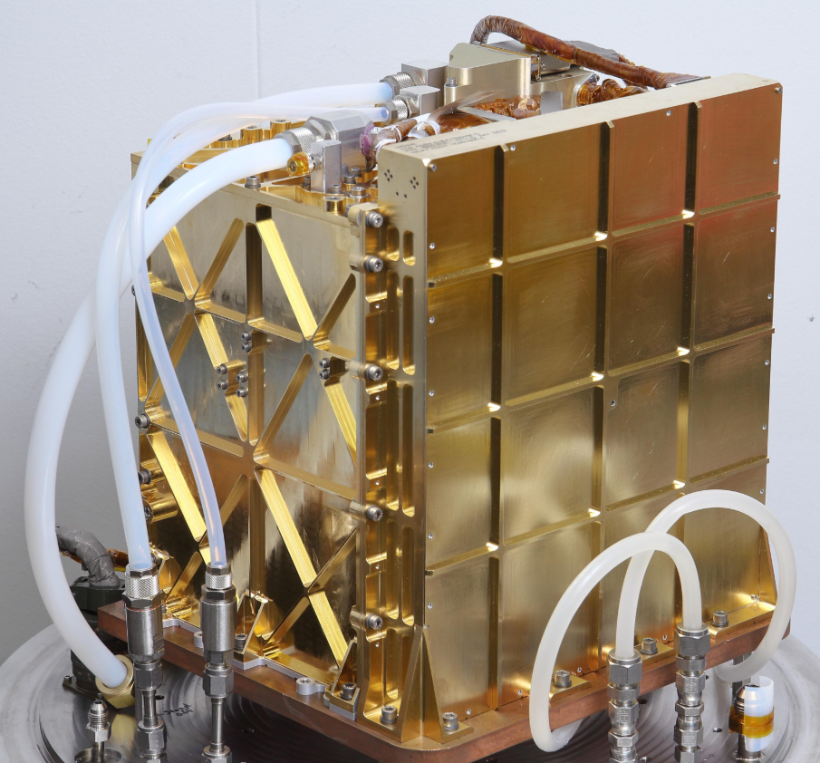 Mặc dù, bộ đồ du hành vũ trụ của bạn sẽ được trang bị oxy, tuy nhiên, bạn vẫn cần một hệ thống cung cấp oxy bên ngoài để ở lại bề mặt sao Hỏa trong thời gian dài. Bầu khí quyển của sao Hỏa không cung cấp không khí để thở, vì vậy một nguồn oxy đáng tin cậy sẽ rất quan trọng đối với các hoạt động ngoài trời, và các trường hợp khẩn cấp. NASA đã tiến hành thí nghiệm Công nghệ MOXIE (Thí nghiệm sử dụng tài nguyên oxy tại chỗ trên sao Hỏa) để có thể chuyển đổi CO2 trên sao Hỏa thành oxy, và bạn có thể cần tới một phiên bản di động của công nghệ này. Ảnh: @Wikipedia.