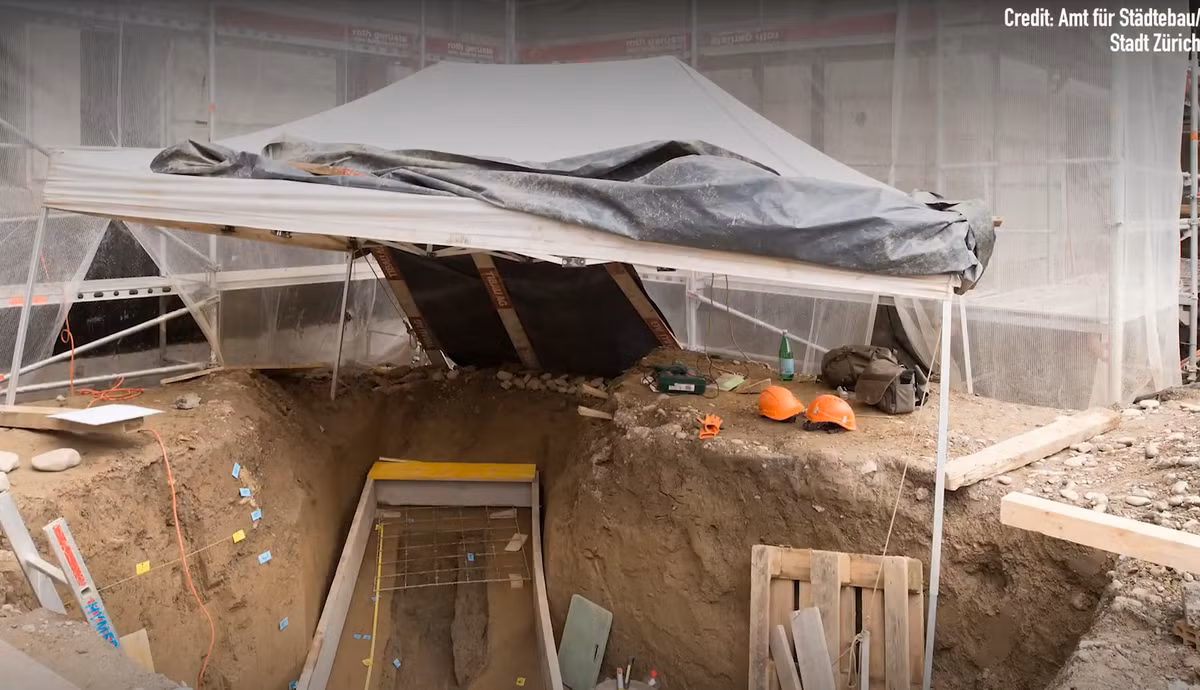 Trong quá trình khai quật khẩn cấp để chuẩn bị xây dựng một trường học địa phương ở thành phố Zurich, Thụy Sĩ, các chuyên gia đến từ Văn phòng Phát triển Đô thị của thành phố Zurich đã phát hiện ra một di tích khảo cổ kỳ lạ. Ảnh: @Văn phòng Phát triển Đô thị của thành phố Zurich.