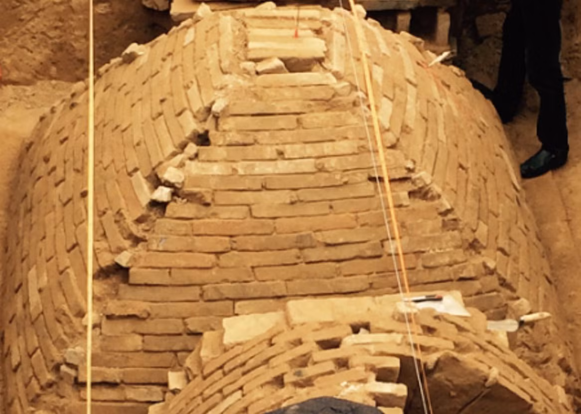 Các nhà khảo cổ hiện đang kiểm tra chi tiết các ngôi mộ để xác định niên đại của nó. Những người canh gác tại khu vực khai quật cho rằng, ngôi mộ này ít nhất phải 2.000 năm tuổi, nhưng đó chỉ là giả định. Ảnh: @Cục Di tích Văn hóa Hà Nam.