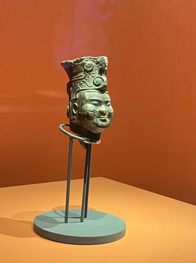 Đây là bức tượng đồng duy nhất được phát hiện từ thời nhà Tần (khoảng năm 221-206 Trước Công Nguyên), niên đại huy hoàng này khiến nó trở thành một di tích văn hóa quốc gia hạng nhất. Ảnh: @Bảo tàng Hàm Dương.