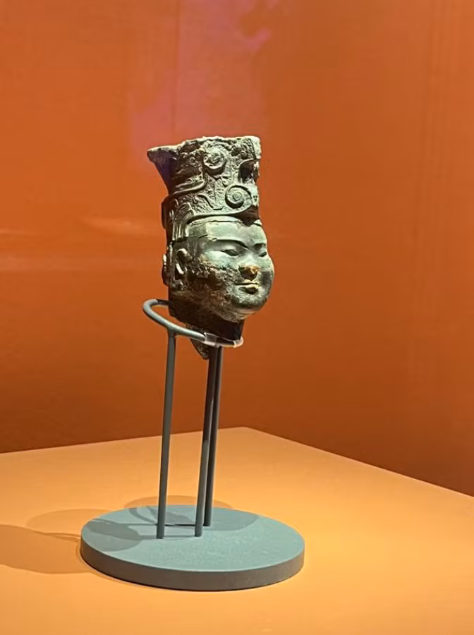 Đây là bức tượng đồng duy nhất được phát hiện từ thời nhà Tần (khoảng năm 221-206 Trước Công Nguyên), niên đại huy hoàng này khiến nó trở thành một di tích văn hóa quốc gia hạng nhất. Ảnh: @Bảo tàng Hàm Dương.