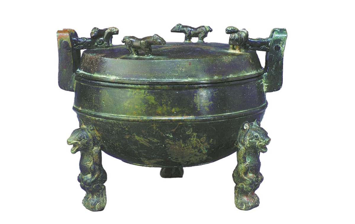 Được khai quật từ lăng mộ của Lưu Sinh, một hoàng tử thời Tây Hán (năm 206 Trước Công Nguyên), chiếc nồi cổ có chân này chỉ cao 18,1 cm, nhưng nó mang trong mình một di sản về sự khéo léo. Ảnh: @Bảo tàng Hà Bắc.