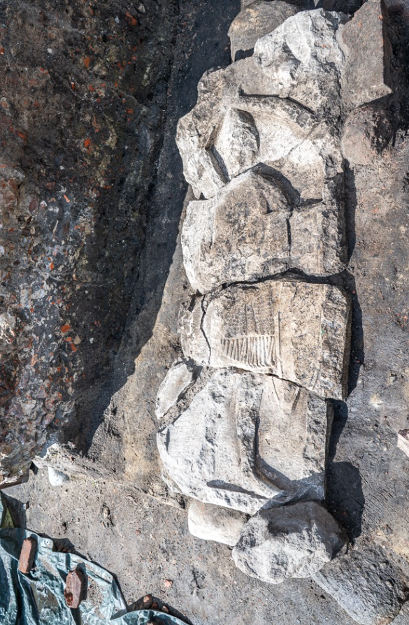 Xét đến giá trị và ý nghĩa của áo giáp, thanh kiếm và hình ảnh tư thế của hiệp sĩ – đứng thẳng với thanh kiếm giơ cao – điều này cho thấy ông ấy hẳn là một vị chỉ huy hoặc người cai trị lừng lẫy. Ảnh: @Tổ chức ArcheoScan.