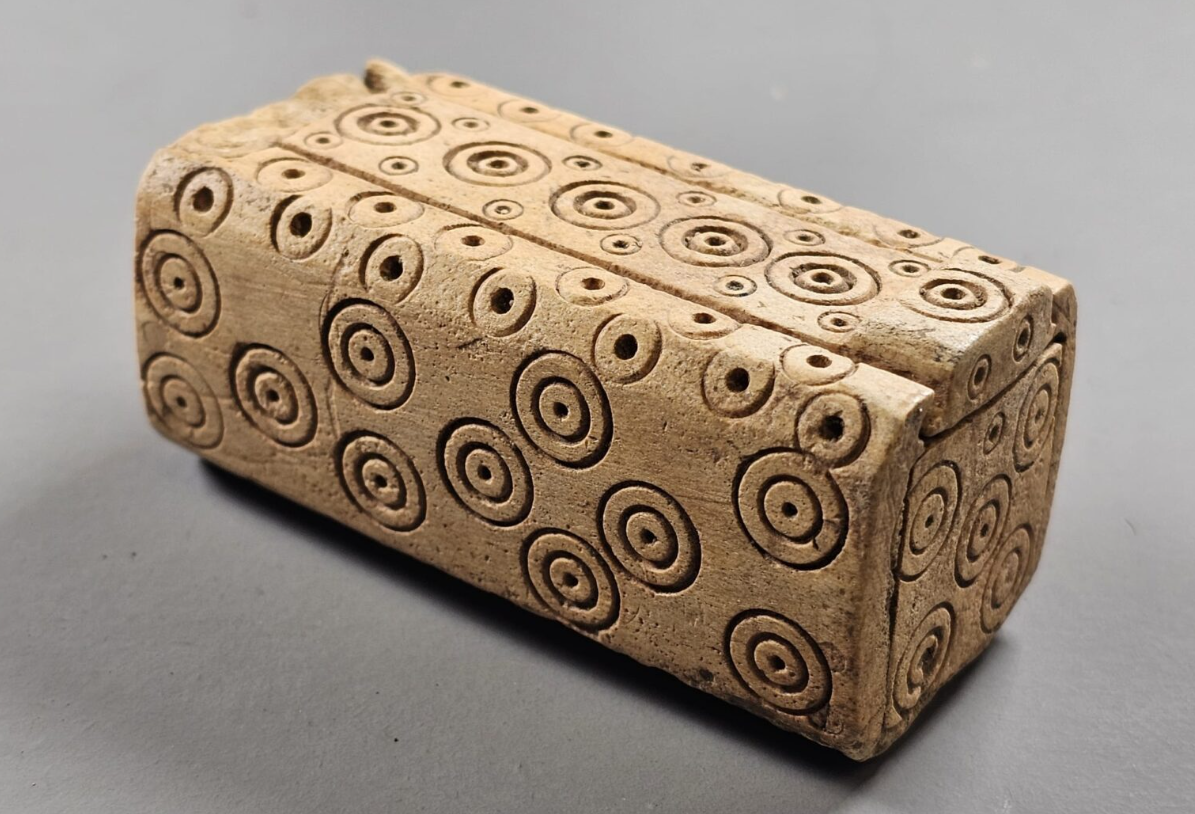 Đó là một chiếc hộp được chế tác từ xương của một con nai lớn. Ảnh: @Worcestershire Archaeology.