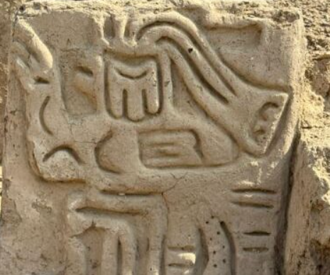 Nhóm nghiên cứu cũng phát hiện ra các bức phù điêu mô tả nhiều hình ảnh khác nhau, bao gồm mèo, móng vuốt bò sát và hình người có đầu chim. Ảnh: @Dự án Khảo cổ Cảnh quan Văn hóa Ucupe.